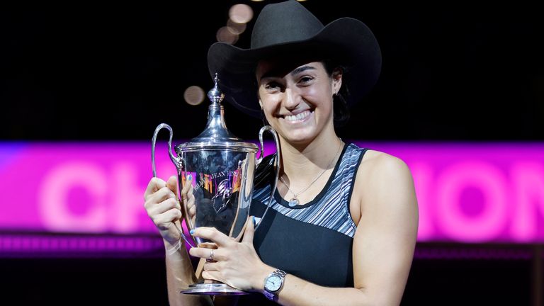 Caroline Garcia din Franța deține trofeul după ce a învins-o pe Aryna Sabalenka din Belarus în finala de simplu a turneului de tenis WTA Finals din Fort Worth, Texas, luni, 7 noiembrie 2022. (AP Photo/Ron Jenkins)