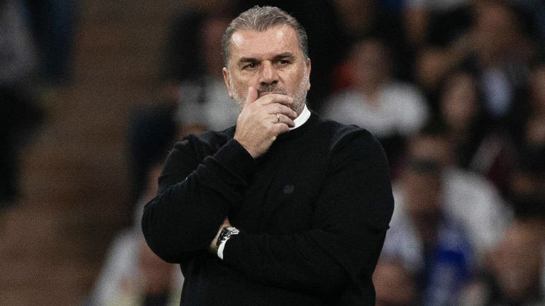 El entrenador del Celtic, Ange Postecoglou, echa un vistazo durante el partido del Real Madrid 