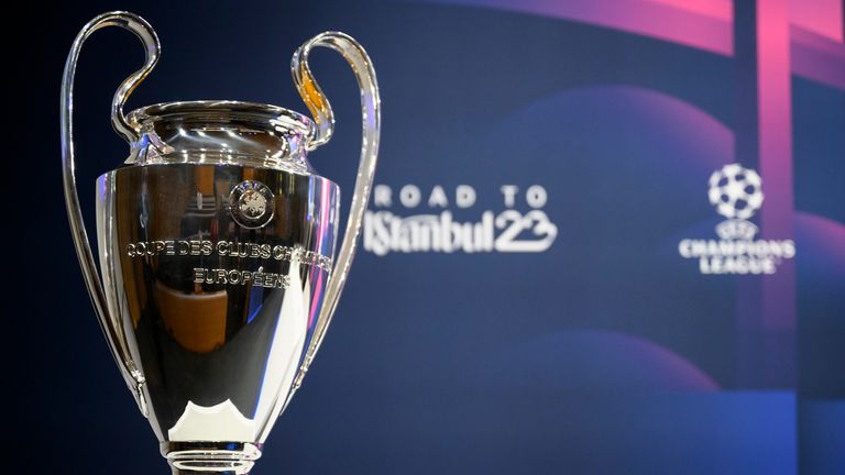 Купата на Шампионската лига е изобразена по време на жребия за осминафиналите на Шампионската лига на УЕФА 2022/23, в централата на УЕФА в Нион, Швейцария, в понеделник, 7 ноември 2022 г. (Лоран Гилиерон/Кийстоун чрез AP)