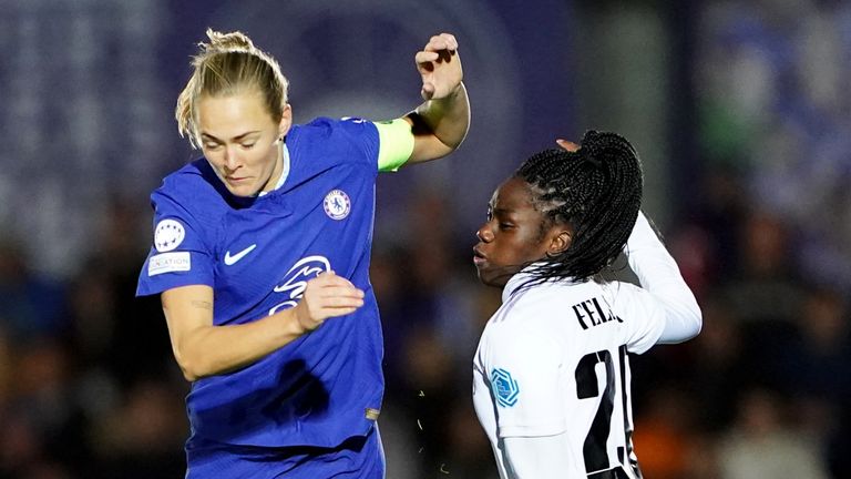 Magdalena Eriksson dari Chelsea berhasil melewati Naomie Feller dari Real Madrid selama pertandingan grup A Liga Champions Wanita UEFA di Kingsmeadow