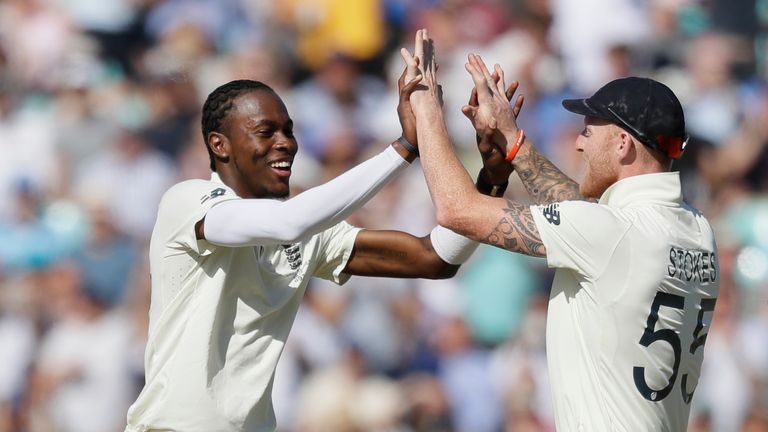 Jofra Archer dari Inggris merayakan dengan Ben Stokes dari Inggris setelah merebut gawang Marnus Labuschagne dari Australia pada hari kedua pertandingan uji Ashes kelima antara Inggris dan Australia di lapangan kriket Oval di London, Jumat, 13 September 2019. (AP Photo/Kirsty Wigglesworth)