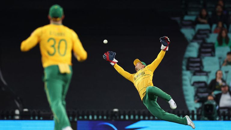 South Africa started well in the field as Pakistan struggled to get going. 