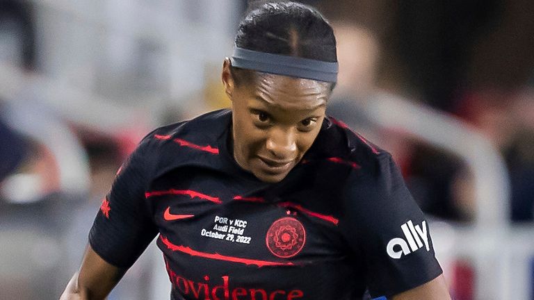 La centrocampista de Portland Thorns y EE. UU. Crystal Dunn ha vuelto a jugar después de tener un hijo