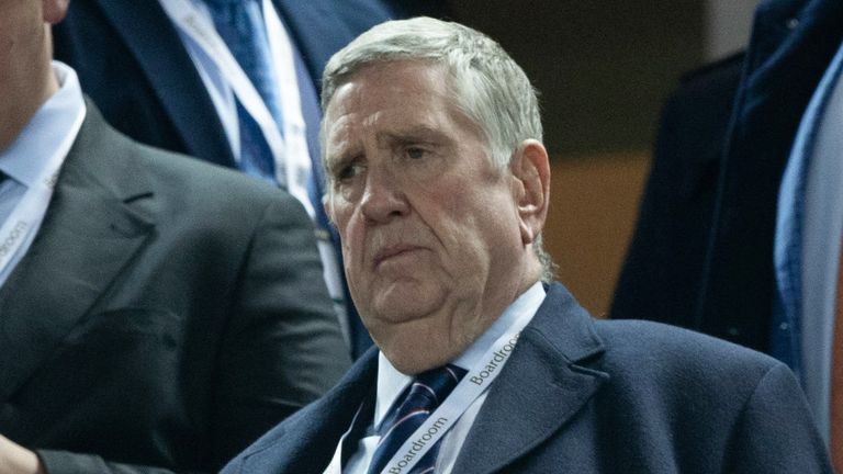 LIVERPOOL, INGLATERRA - 4 DE OCTUBRE: El presidente de los Rangers, Douglas Park (R), durante un partido de la Liga de Campeones de la UEFA entre Liverpool y Rangers en Anfield, el 4 de octubre de 2022, en Liverpool, Inglaterra.  (Foto de Craig Williamson / Grupo SNS)