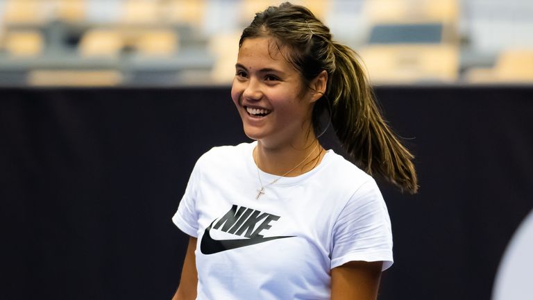 Emma Raducanu de Gran Bretaña durante la práctica antes del Agel Open en Ostravar Arena el 2 de octubre de 2022 en Ostrava, República Checa (Foto de Robert Prange/Getty Images)