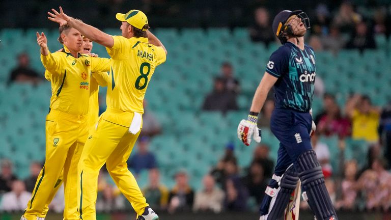 Adam Zampa dari Australia, kiri, diberi selamat oleh rekan setimnya Mitchell Marsh setelah mengalahkan Sam Billings dari Inggris, kanan, selama satu hari kriket internasional antara Inggris dan Australia di Sydney Cricket Ground, di Sydney, Australia, Sabtu , 19 November 2022. (Foto AP/Mark Baker)