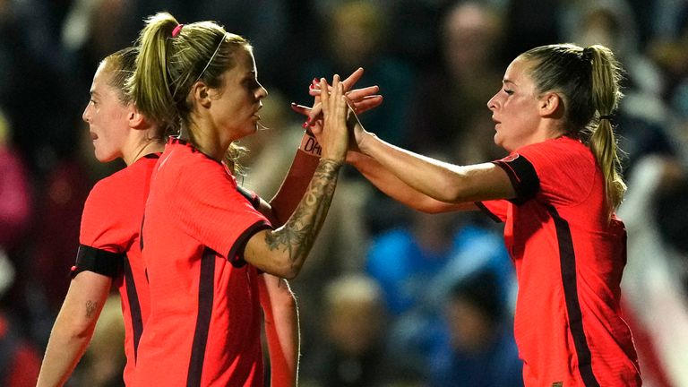 Ella Toone de Inglaterra, a la derecha, celebra después de anotar el tercer gol de su equipo contra Japón.