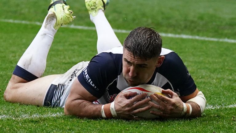 Tommy Makinson scored five tries as England defeated Papua New Guinea in the World Cup quarter-finals