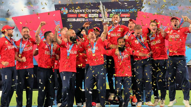 Los jugadores de Inglaterra celebran con su trofeo tras derrotar a Pakistán en la final de la Copa del Mundo T20 