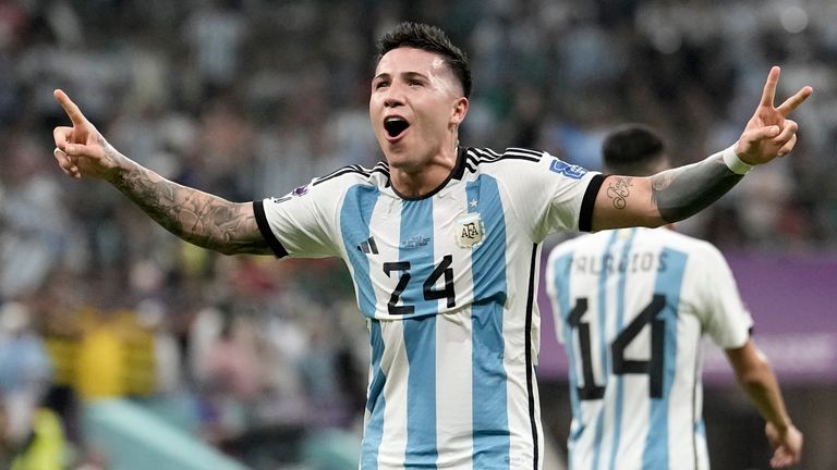 Enzo Fernandez dari Argentina merayakan setelah mencetak gol kedua timnya