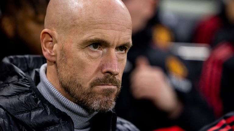 El entrenador en jefe del Manchester United, Erik ten Hag, mira en Craven Cottage