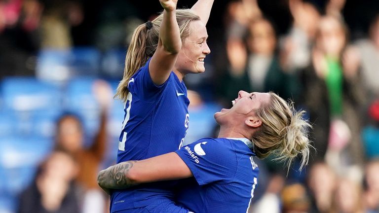 Erin Cuthbert merayakan golnya untuk Chelsea melawan Tottenham dengan Millie Bright