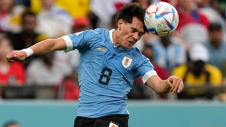 Facundo Pellistri dari Uruguay menyundul bola pada pertandingan sepak bola grup H Piala Dunia antara Uruguay dan Korea Selatan, di Stadion Education City di Al Rayyan, Qatar, Kamis, 24 November 2022. (AP Photo/Martin Meissner)