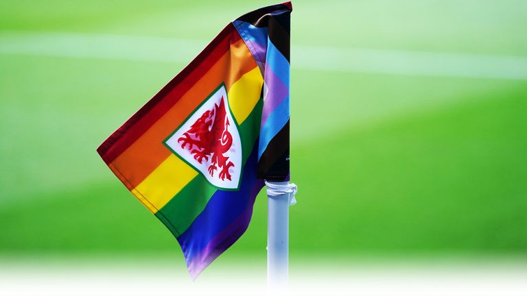 Bendera sudut pelangi sebelum pertandingan UEFA Nations League di Cardiff City Stadium, Cardiff.