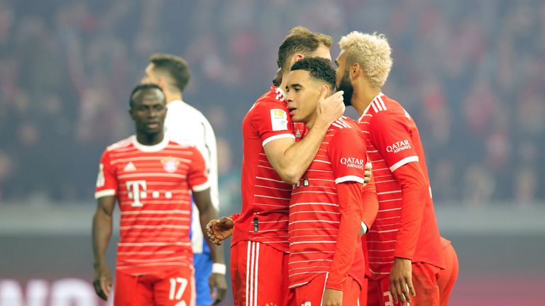 Bayern Munich survived Hertha Berlin&#39;s fightback to triumph 3-2 as they went top of the Bundesliga.