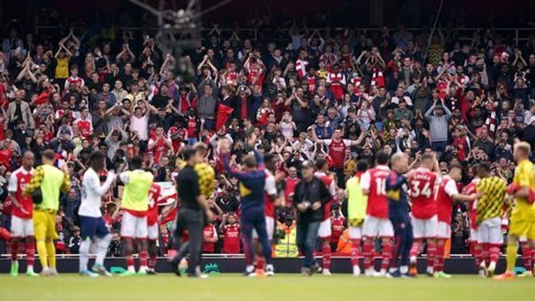 Arsenal baş antrenörü Mikel Arteta, taraftarların tutkuları sayesinde kulübü dönüştürdüğünü söyledi.