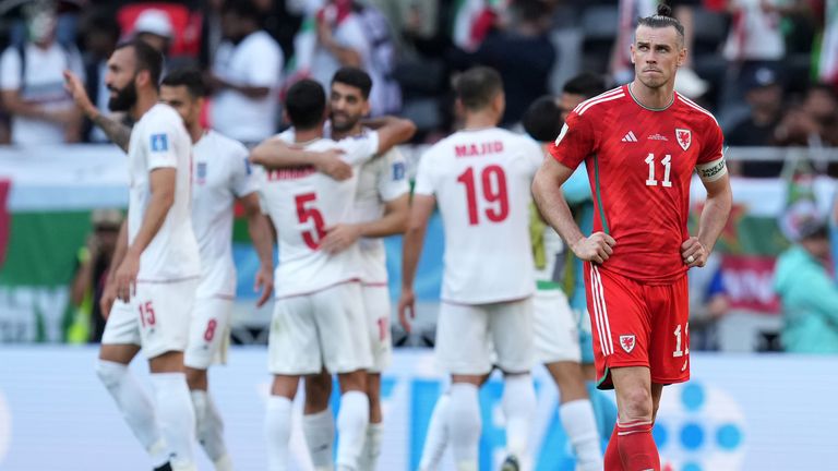 Gareth Bale reagerer på nederlag mens Iran-spillere feirer