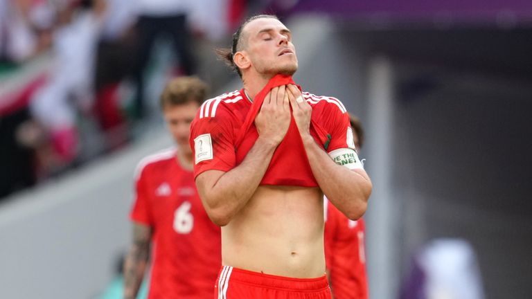 Gareth Bale terlihat sedih setelah Wales kalah di akhir pertandingan dari Iran