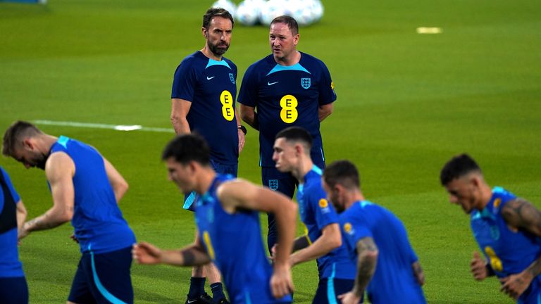 Gareth Southgate y el asistente Steve Holland observan cómo Inglaterra entrena por primera vez en Qatar