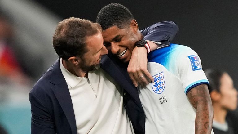 Gareth Southgate abraza a Marcus Rashford mientras el delantero es sustituido