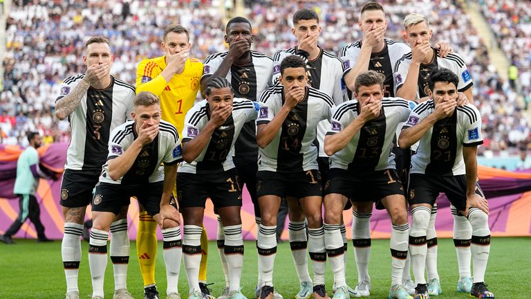 Pemain dari Jerman menutupi mulut mereka saat mereka berpose untuk foto tim, sebagai protes terhadap FIFA yang melarang penggunaan ban lengan One Love di Qatar