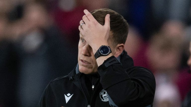 EDIMBURGO, ESCOCIA - 06 DE NOVIEMBRE: Steven Hammell, gerente de Motherwell, durante un partido de Premiership cinch entre Hearts y Motherwell en Tynecastle, el 06 de noviembre de 2022, en Edimburgo, Escocia.  (Foto por Craig Foy/Grupo SNS)