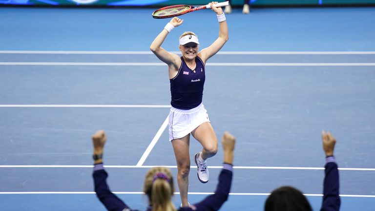 Harriet Dart, de Grande-Bretagne, célèbre la victoire de Paula Badosa, de l'Espagne, au cours de la troisième journée du match de phase de groupes de la coupe Billie Jean King entre l'Espagne et la Grande-Bretagne à l'Emirates Arena, à Glasgow.  Date d'émission : jeudi 10 novembre 2022.