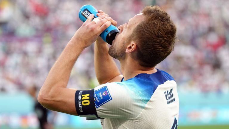 Harry Kane luce el brazalete de No Discriminación durante el partido de Inglaterra contra Irán