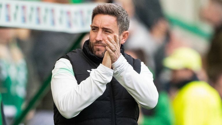 EDIMBURGO, ESCOCIA - 26 DE NOVIEMBRE: El gerente de Hibernian, Lee Johnson, durante un partido amistoso entre Hibernian y Middlesbrough en Easter Road, el 26 de noviembre de 2022, en Edimburgo, Escocia.  (Foto por Paul Devlin / Grupo SNS)