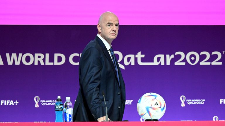 2022年11月19日,卡塔尔,Al-Rajjan:足球,准备在卡塔尔世界杯,国际足联的新闻发布会上,国际足联主席詹尼·Infantino公司到达PK。照片:罗伯特·迈克尔/ picture-alliance / dpa /美联社图片