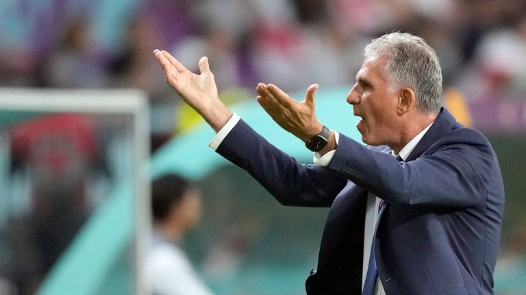 L'allenatore dell'Iran Carlos Queiroz incoraggia i tifosi