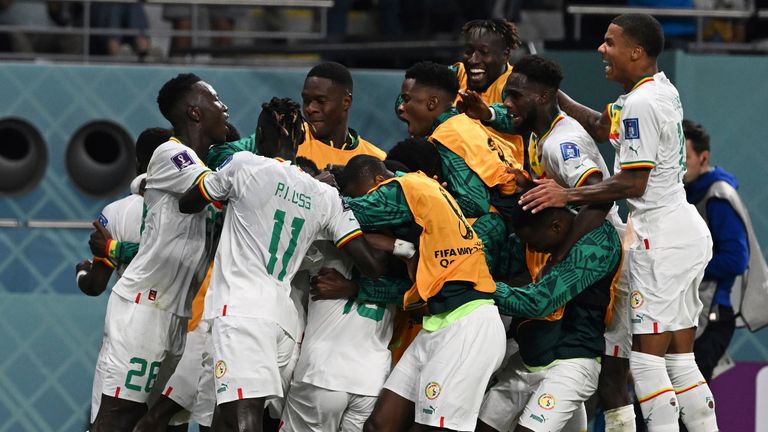 Pemain Senegal mengerumuni Ismaila Sarr setelah dia memberi mereka keunggulan melawan Ekuador