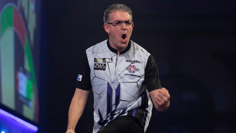 WILLIAM HILL WORLD DARTS CHAMPIONSHIP 2021,.ALAXANDRA PALACE,.LONDON.PIC;LAWRENCE LUSTIG.ROUND 1.JEFF SMITH V KEANE BARRY.JEFF SMITH IN ACTION