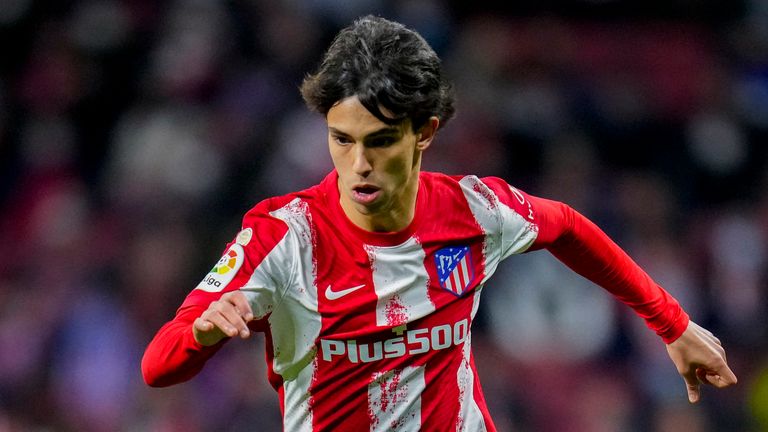 João Félix, do Atlético de Madrid, corre com a bola