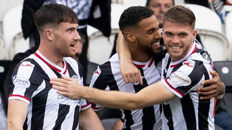 Jonah Ayunga (centro) de St Mirren celebra su gol para hacer el 1-0