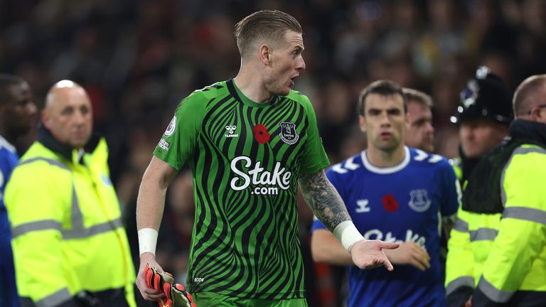 Jordan Pickford reacts to Everton fans expressing their dissatisfaction with the loss to Bournemouth and team&#39;s performance