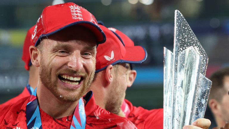 Jos Buttler de Inglaterra, a la derecha, celebra a su compañero de equipo Sam Curran después de que Inglaterra derrotara a Pakistán en la final del torneo de críquet de la Copa Mundial T20 en el Melbourne Cricket Ground en Melbourne, Australia, el domingo 13 de noviembre de 2022. (Foto AP/Asanka Brendon Ratnayake)