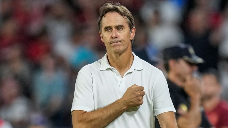 El entrenador del Sevilla, Julen Lopetegui, responde al final del partido del Grupo G de la Liga de Campeones entre el Sevilla y el Borussia Dortmund en el estadio Ramón Sánchez Pizjuán de Sevilla, España, el miércoles 5 de octubre de 2022. 