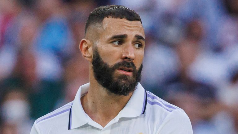 Karim Benzema, do Real Madrid, assiste durante uma partida de futebol da La Liga espanhola entre Real Madrid e Betis no Estádio Santiago Bernabéu em Madri, Espanha, no sábado, 3 de setembro de 2022.  (Foto AP/Pablo Garcia)