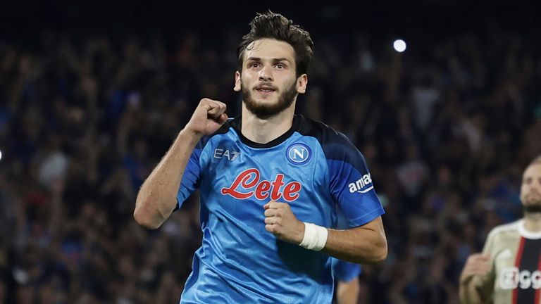 Napoli Khavisha Kvaratskhelia celebra un gol contra Ajax