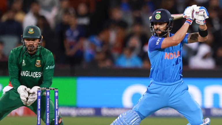 Hindistan'ın Virat Kohli, 2 Kasım 2022 Çarşamba, Adelaide, Avustralya'da Hindistan ve Bangladeş arasındaki T20 Dünya Kupası kriket maçı sırasında yarasalar. 