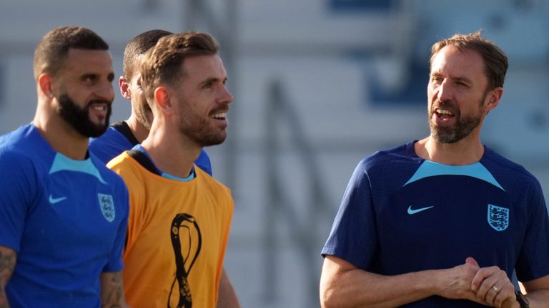 Manajer Inggris Gareth Southgate bersama Kyle Walker dan Jordan Henderson saat sesi latihan di Al Wakrah Sports Complex, Qatar.  Tanggal pengambilan gambar: Kamis 24 November 2022.