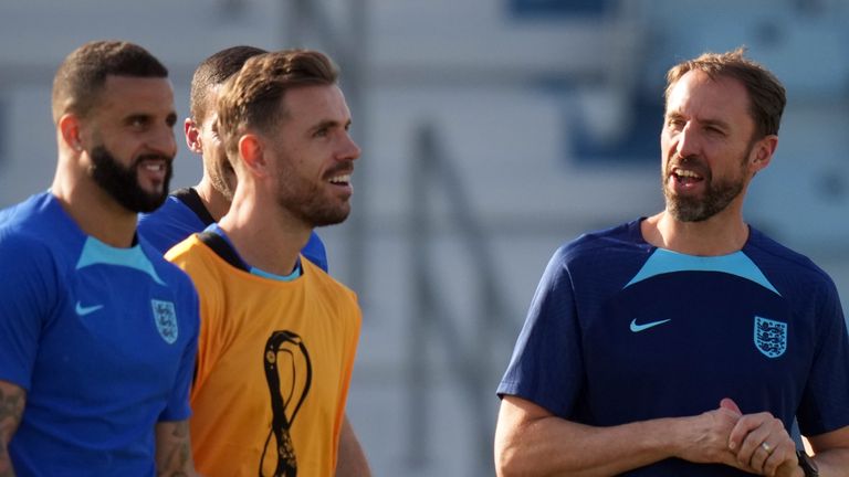 Gareth Southgate, directeur de l'Angleterre, avec Kyle Walker et Jordan Henderson lors d'une séance d'entraînement au complexe sportif d'Al Wakrah, au Qatar.  Date de la photo : jeudi 24 novembre 2022.