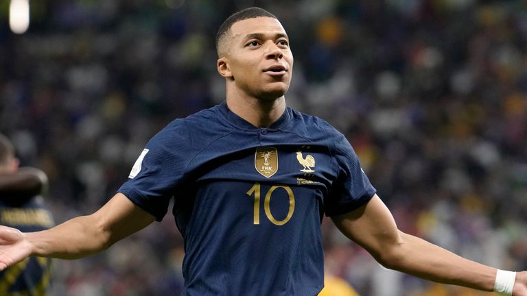 Kylian Mbappé viert feest nadat hij Frankrijk met 3-1 heeft neergezet tegen Australië