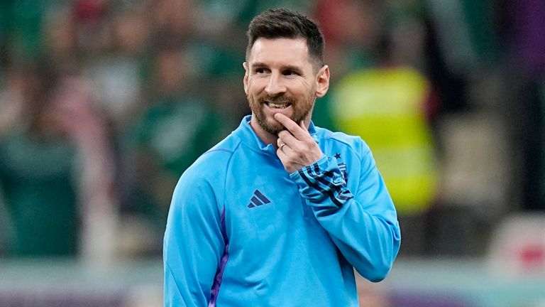 Lionel Messi calentando antes del saque inicial