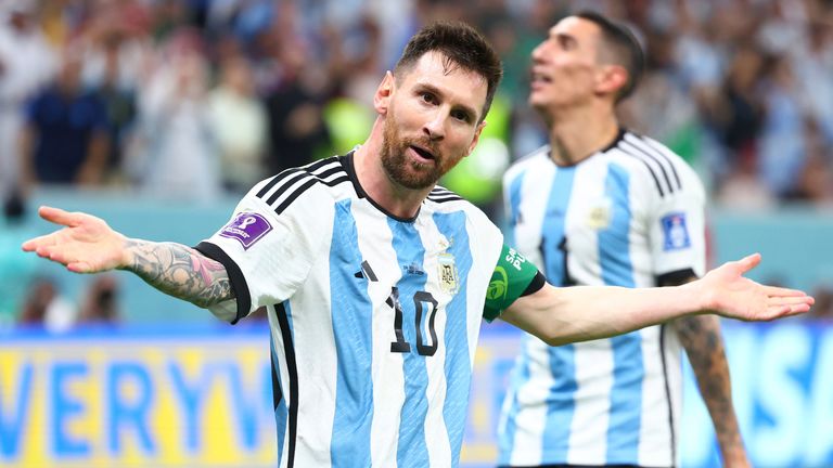Lionel Messi merayakan setelah mencetak gol pembuka Argentina