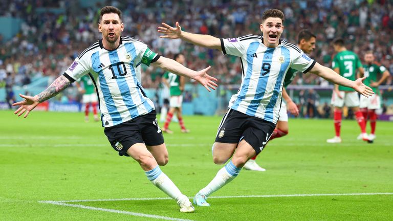 Messi merayakan golnya bersama Julian Alvarez