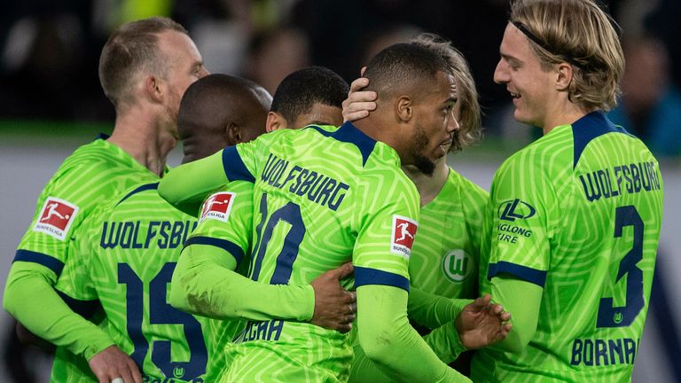 Lukas Nmecha und seine Wolfsburger Teamkollegen feiern