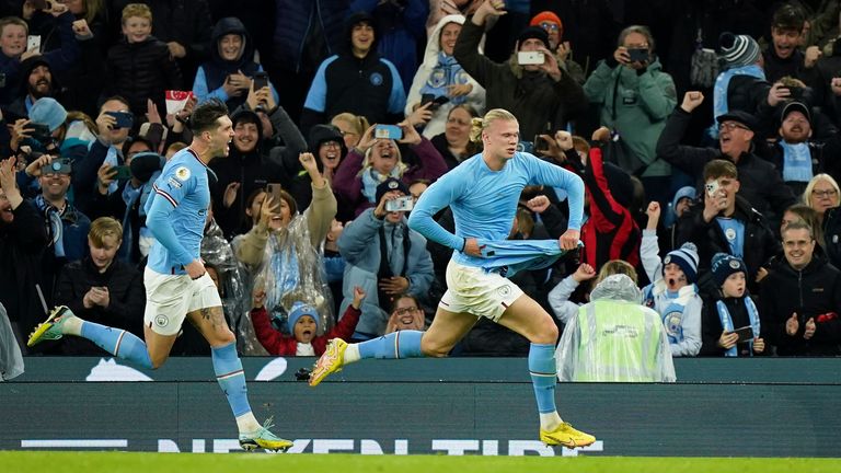     Haaland feirer med John Stones etter scoring