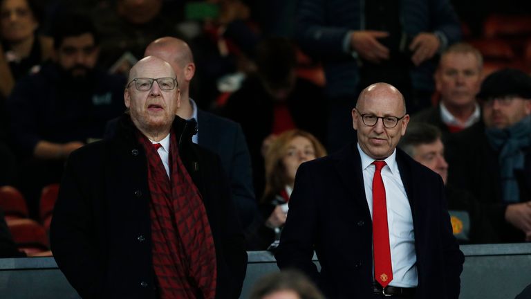 10 april 2019 - MANCHESTER, VK - Avram Glazer (L) en zijn broer Joel (R) tijdens de UEFA Champions League-wedstrijd op Old Trafford, Manchester.  Fotodatum: 10 april 2019. Fotocredit moet luiden: Darren Staples / Sportimage (Creditafbeelding: © Darren Staples / CSM via ZUMA Wire) (Cal Sport Media via AP Images)